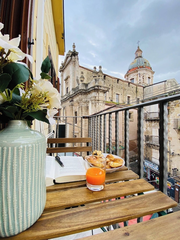 Apartment, 1 Bedroom, Balcony, City View | Outdoor dining