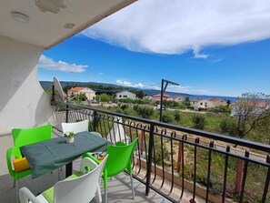 تناول الطعام بالخارج