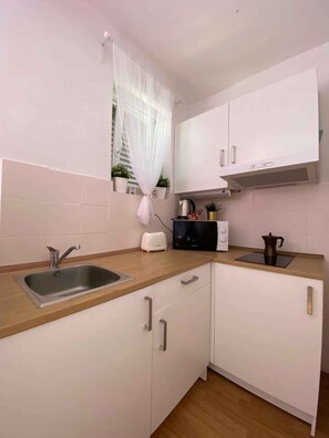 Refrigerador, microondas, parrilla de estufa y cafetera y tetera 