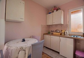 Kühlschrank, Herdplatte, Kochgeschirr/Geschirr/Besteck
