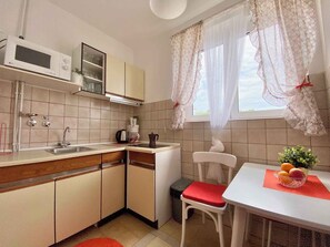 Kühlschrank, Mikrowelle, Herdplatte, Wasserkocher mit Kaffee-/Teezubehör