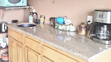 Geladeira, micro-ondas, cafeteira/chaleira, chaleira elétrica
