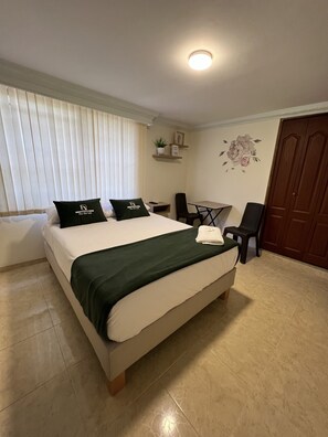 Design Room | Hypo-allergenic bedding, desk, laptop workspace, free WiFi - CASA HOTEL FLOR DEL VALLE (Cali)