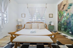 3 chambres, bureau, fer et planche à repasser, lit de bébé portatif