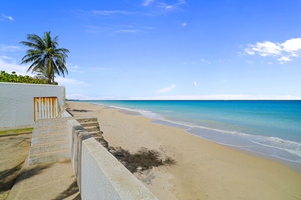 Beach nearby, sun loungers, beach towels