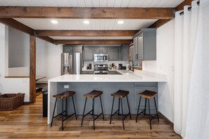 Réfrigérateur, micro-ondes, cafetière/bouilloire