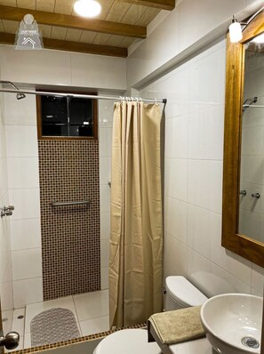 Douche, serviettes fournies, savon, shampoing