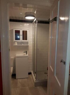 Apart Daire | Banyo | Duş, ücretsiz banyo/kozmetik ürünleri, saç kurutma makinesi, havlu 