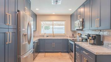 Frigorífico, microondas, horno y placa de cocina