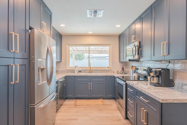 Refrigerador, microondas, horno, placa de cocina