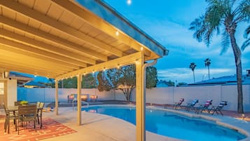 Una piscina al aire libre, una piscina climatizada