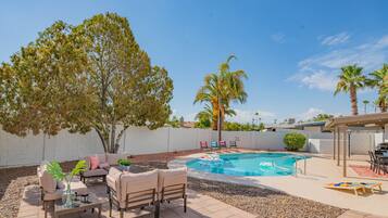 Een buitenzwembad en een verwarmd zwembad