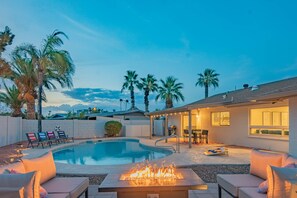 Una piscina al aire libre, una piscina climatizada