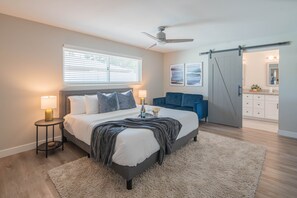 4 habitaciones, escritorio y tabla de planchar con plancha