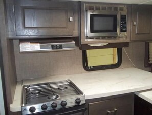 Réfrigérateur, four à micro-ondes, un four, surface de cuisson