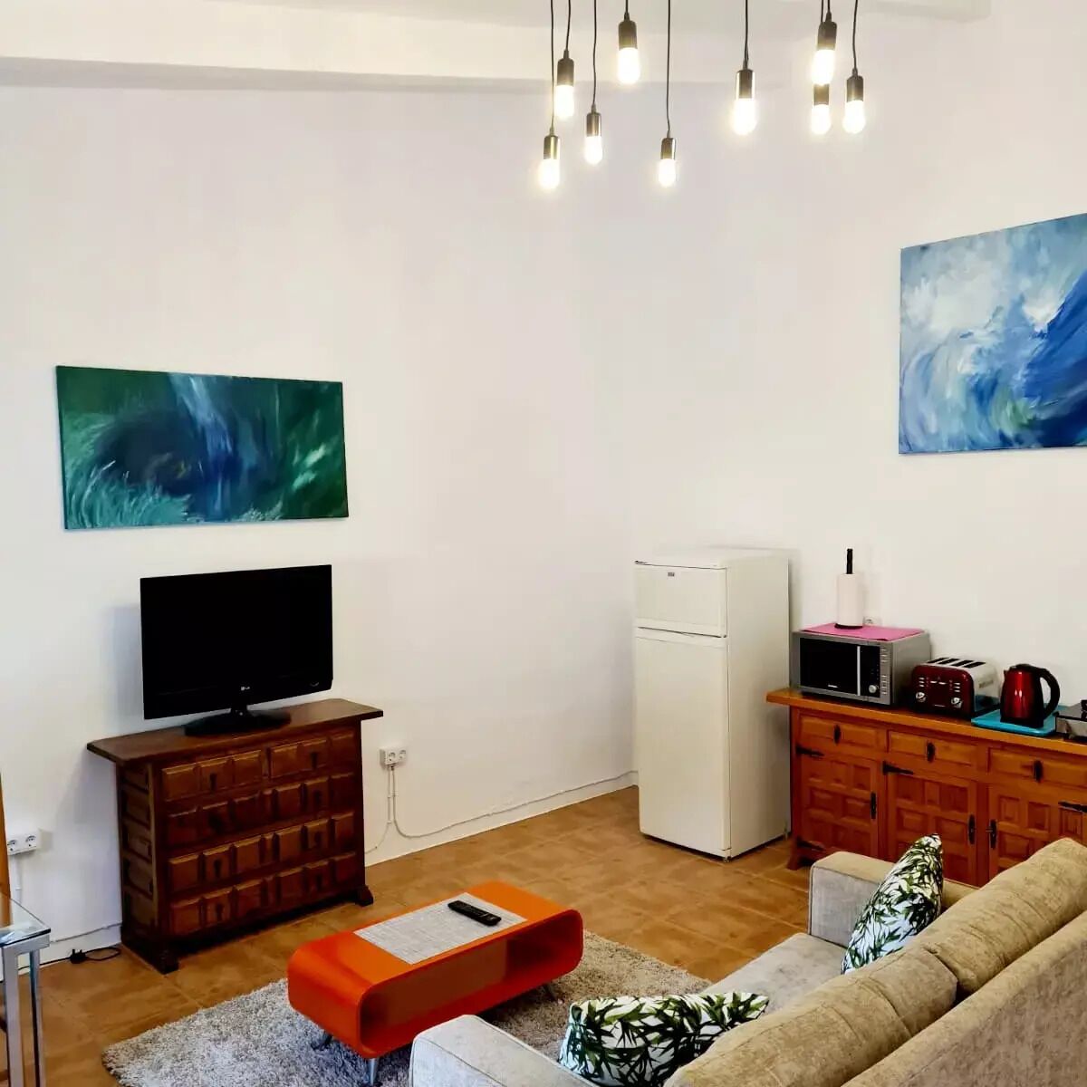 Een smart-tv en boeken