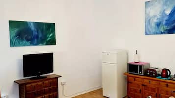 Een smart-tv en boeken