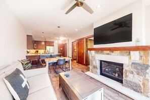 Télévision, cheminée