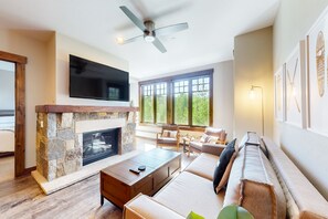 Télévision, cheminée