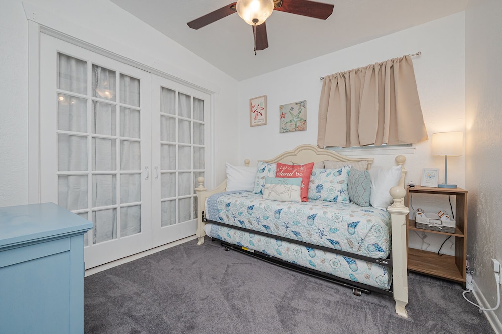 Hot TubDog & Kid FriendlyFREE digital guidebook! Rockport Vrbo