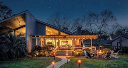 Lakefront, OutdoorProjector, Firepit,Dock,Lily Pad,Kayaks,Paddle boards,Arcade.