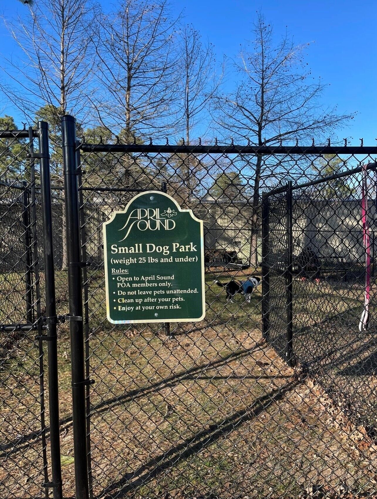 Schild für den April Sound Hundepark für kleine Hunde mit Regeln für Tierbesitzer.