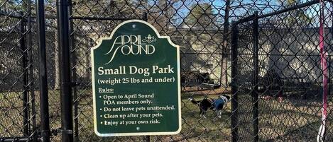 Schild für den April Sound Hundepark für kleine Hunde mit Regeln für Tierbesitzer.