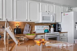 Fridge, microwave, oven, stovetop - Karaoke,Arcade,Firepit,PrivateDock,Projector,Kayaks,SUP,Fishing,Massage,Mixology (Montgomery)