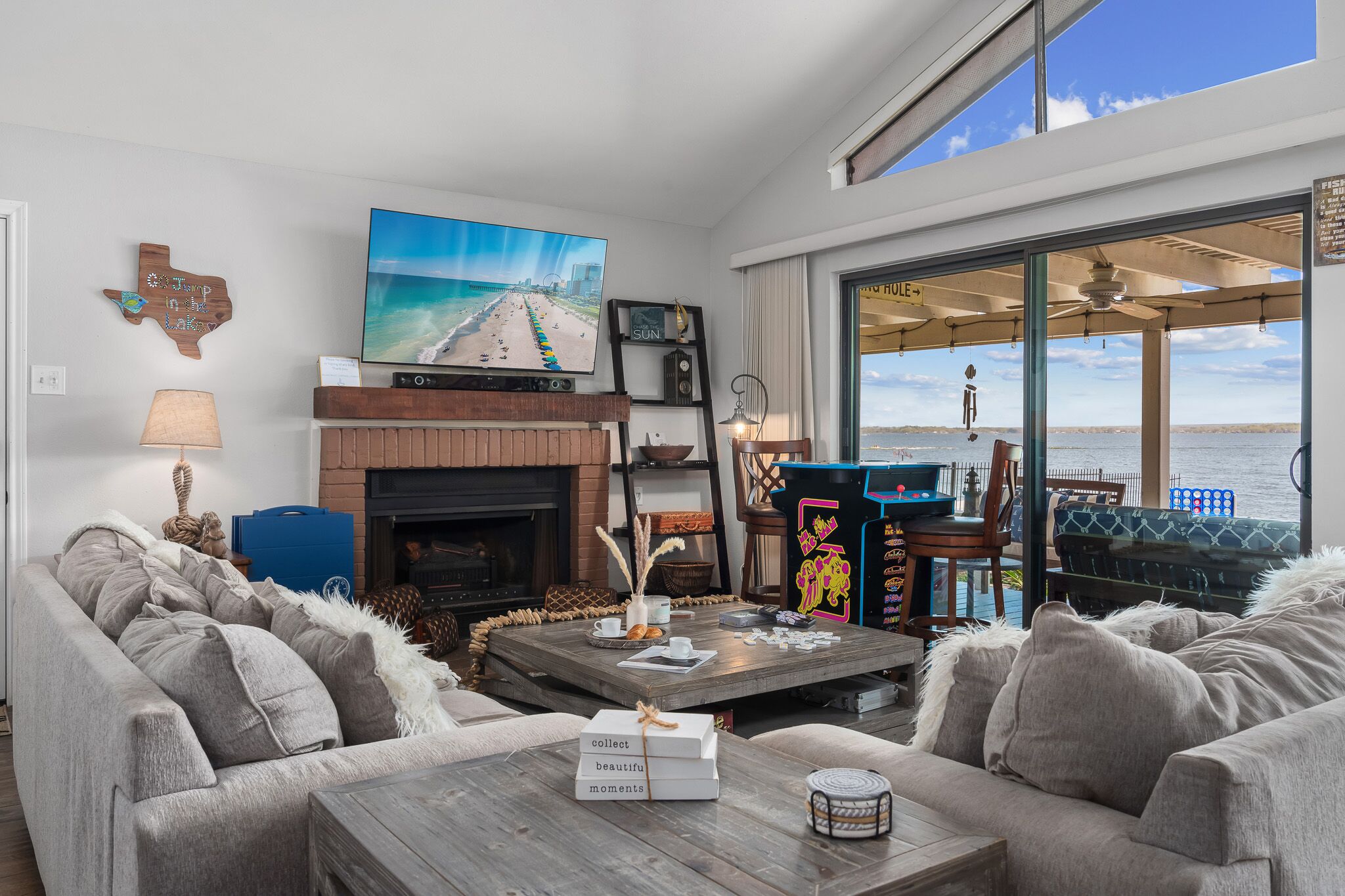 TV connectée, cheminée, jeux vidéo, lecteur de DVD