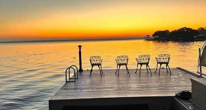 Lakefront,Private Firepit,Huge Dock,Lily Pad,Kayaks,Paddle boards, Arcade Games