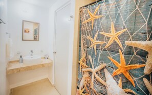 吹风机、毛巾、肥皂、卫生纸