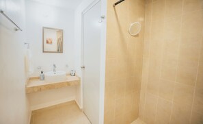 Secadora de cabello, toallas, jabón, papel de baño 