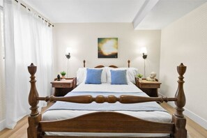 4 bedrooms, desk, iron/ironing board, travel crib