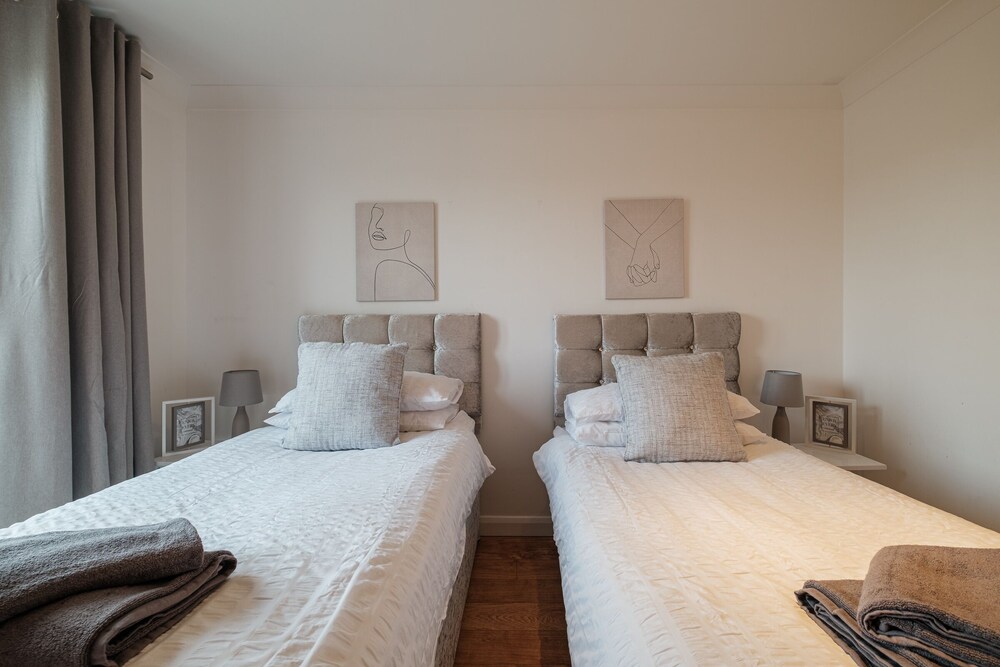 Mackie Residence 3 Bed Apartment with Parking Westhill Vrbo