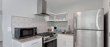 Refrigerador, microondas, horno y parrilla de estufa