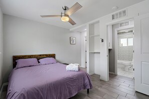 1 bedroom, in-room safe, desk, iron/ironing board - Fully Updtd Super Clean 1BR Apt Unit 5
 (El Paso)