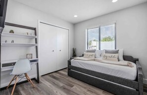 3 habitaciones, escritorio, tabla de planchar con plancha y wifi gratis 