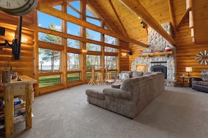 Una Smart TV, una chimenea, videojuegos, un futbolín