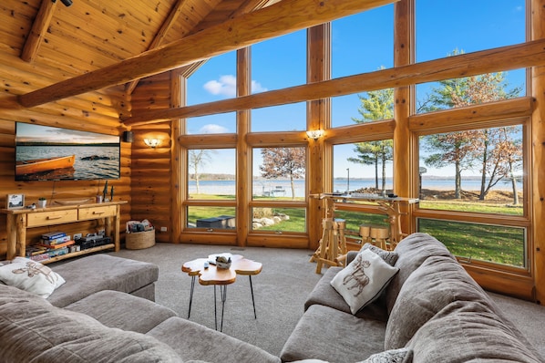 Una Smart TV, una chimenea, videojuegos, un futbolín