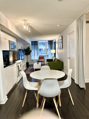Family Suite | Living area - Movich Inn (Toronto)