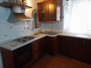 Frigorifero, microonde, forno, piano cottura