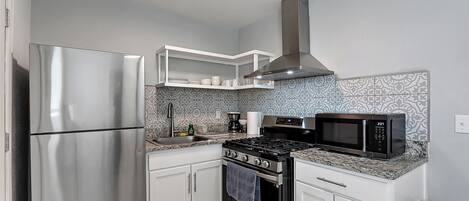 Refrigerador, microondas, horno y parrilla de estufa