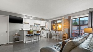 Un apartamento moderno con cocina, comedor y sala de estar.