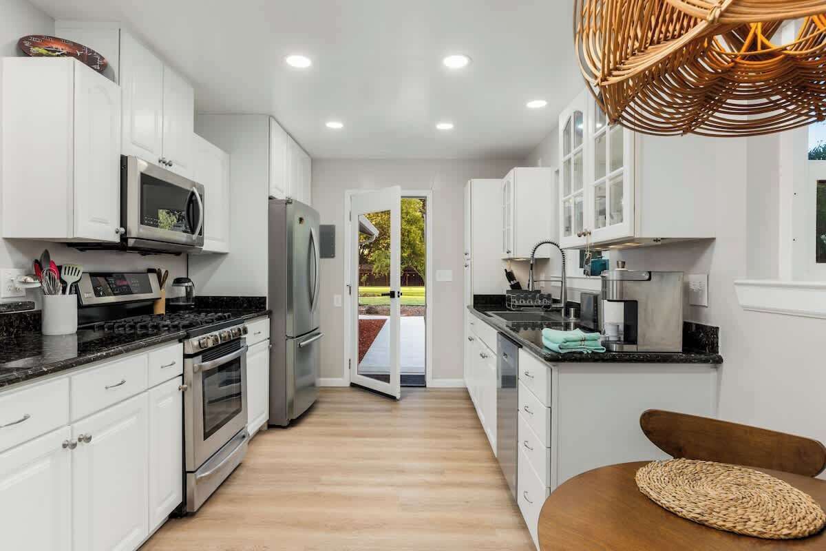 Frigorífico, microondas, horno y placa de cocina