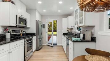 Frigorífico, microondas, horno y placa de cocina