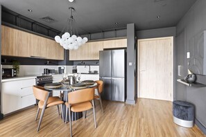 Refrigerador, microondas, horno, placa de cocina