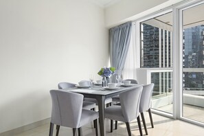 Dining - Spacious 2 BD in JLT with Marina Views (Dubai)