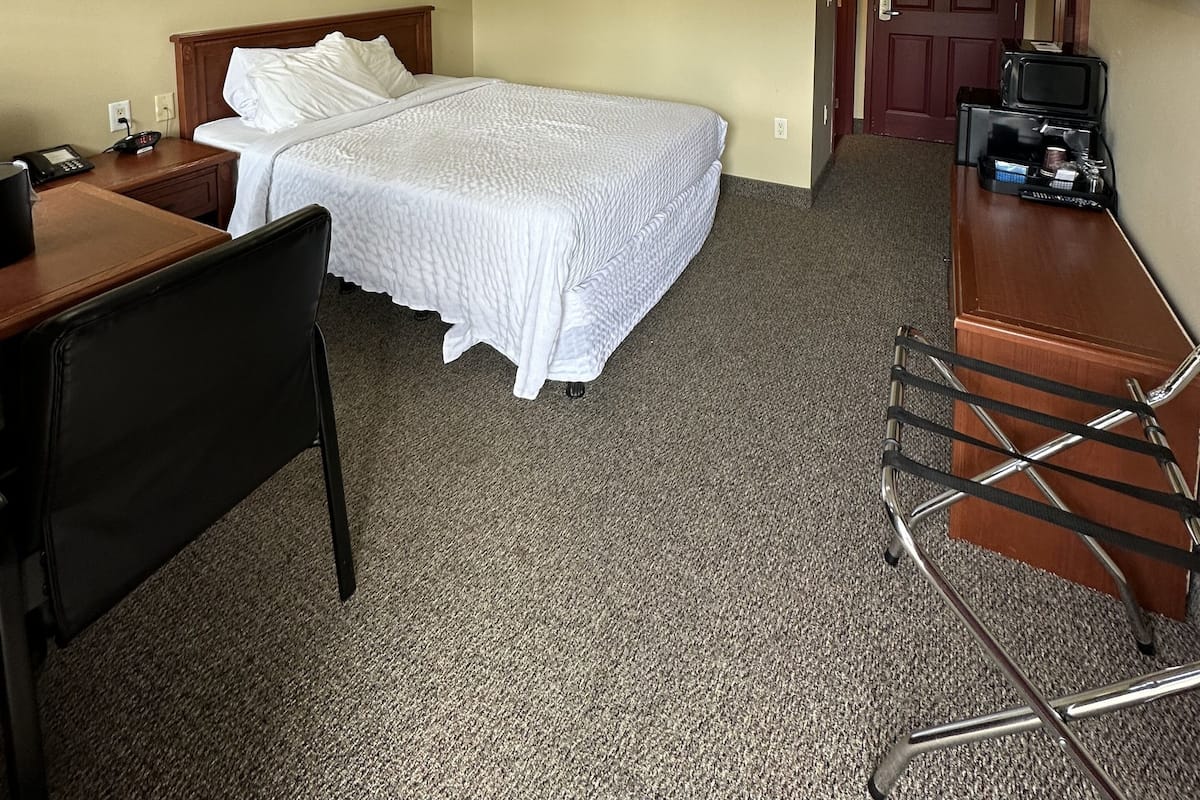 Comfort Room, 1 Queen Bed | Television