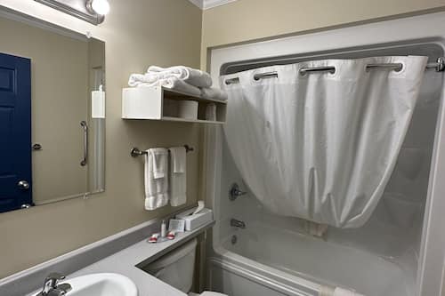 Combined shower/tub, rainfall showerhead, free toiletries, hair dryer