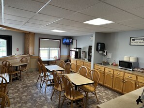 Free daily continental breakfast  - Travellers Inn (Waasis)